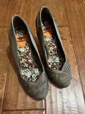 Rocket Dog Olive Pumps with Floral Insole